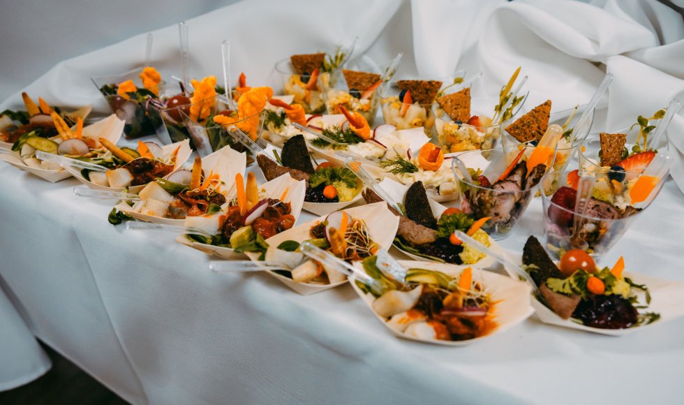 Zakąski słodkie i słone zarówno w wersji talerzowej oraz finger food, czyli bufetu